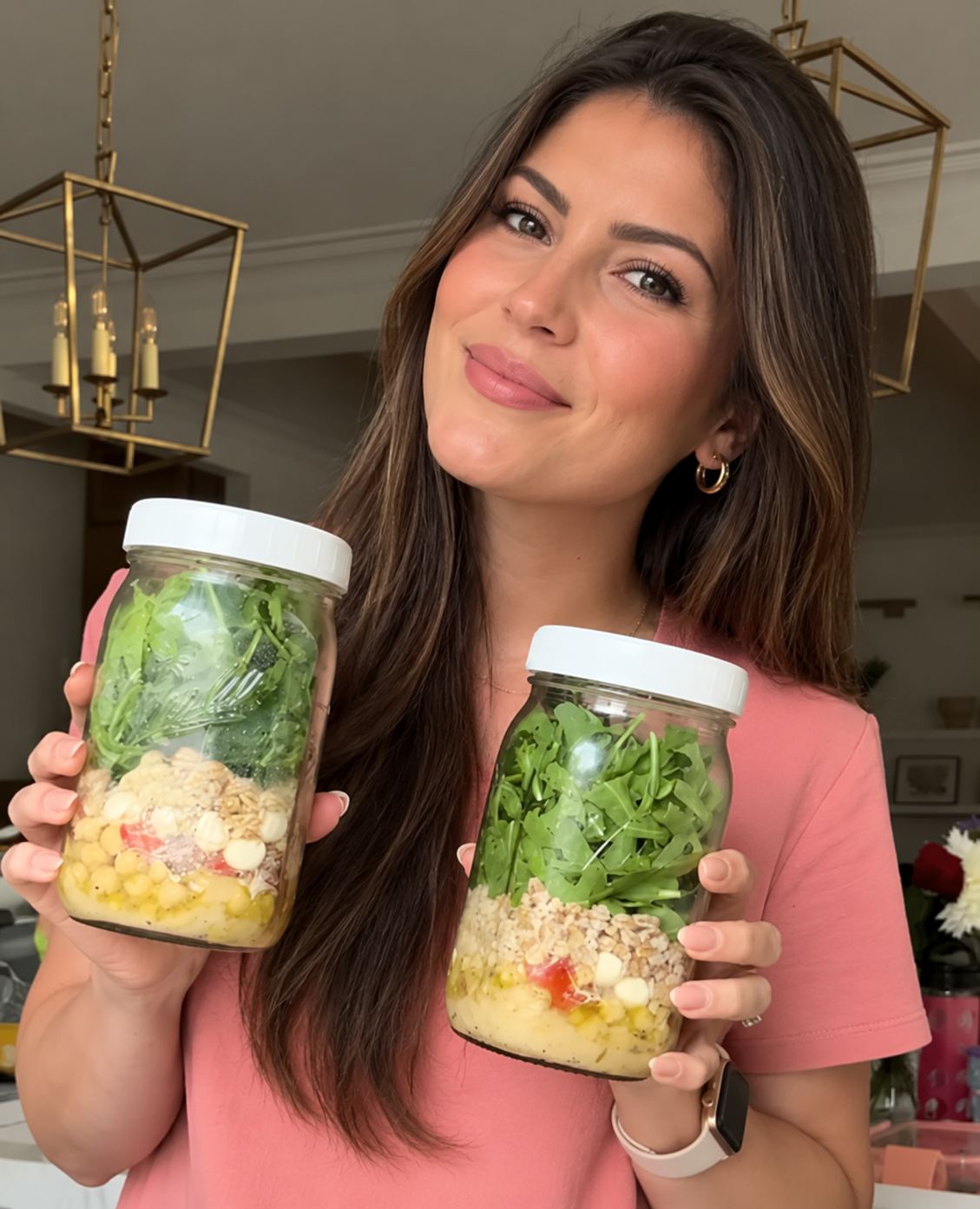 Nutri Amanda Campos segurando dois potes de salada